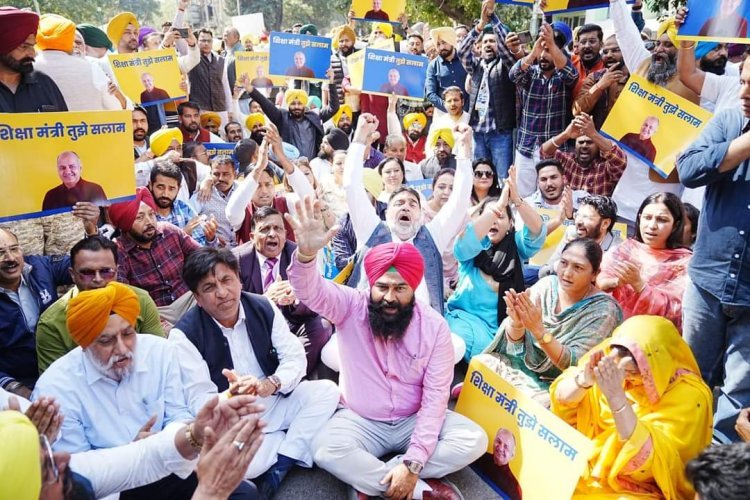 पंजाबी को पहल देने वाली आम आदमी पार्टी, खुद हिंदी में तख्तियां लिख पहुंची प्रर्दशन करने