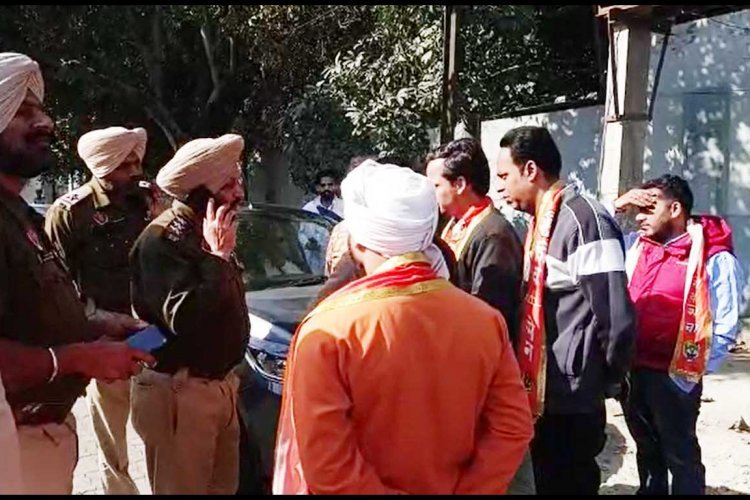 अमृतपाल सिंह का पुतला फूंकने को लेकर माहौल गर्माया, मौके पर पहुंची भारी पुलिस फोर्स