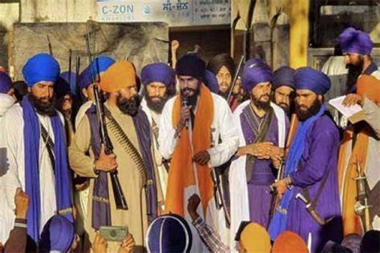 पंजाब पुलिस की गुपचुप तरीके से अमृत्पाल सिंह पर बड़ी कारवाई, साथ रहने वाले नौज़वानों के असला लाईसेंस रद्द