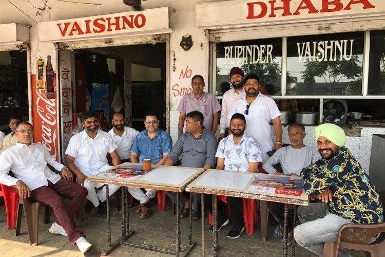 सुबह आप वालों के साथ तस्वीरें तो शाम को चौधरी बिक्रमजीत के साथ तस्वीर