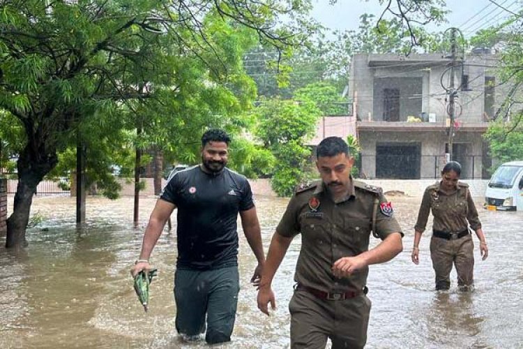 बारिष की आफत में लोगों के लिए मसीहा बना पंजाब पुलिस का यह SHO