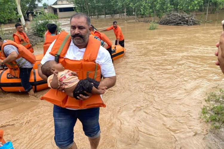 कि तुसी देखिया कदी जालंधर दा ऐंदा दा MP , जेहड़ा आपणी जनता लई मज़दूर वी बण जावे
