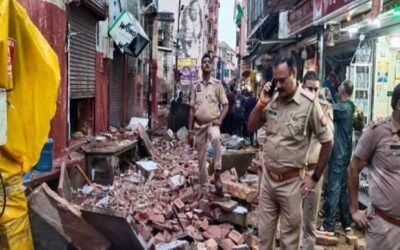 बड़ी खबर : वृंदावन में बांके बिहारी मंदिर के पास बड़ा हादसा, बारिश से ढह गई पुरानी ईमारत