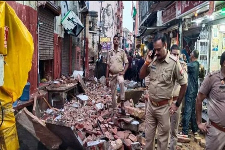 बड़ी खबर : वृंदावन में बांके बिहारी मंदिर के पास बड़ा हादसा, बारिश से ढह गई पुरानी ईमारत