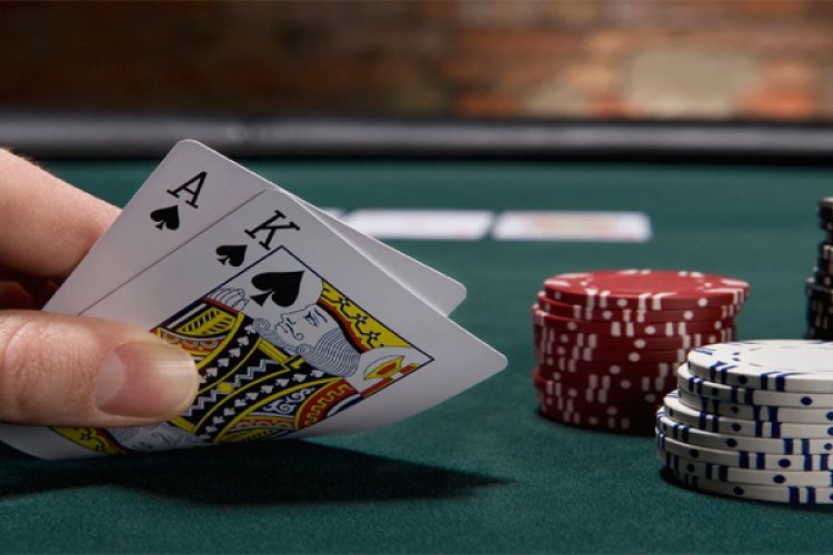 नेता ज़ी के घर पर चल रहा था जुए का अड्डा, पुलिस ने मारी Raid