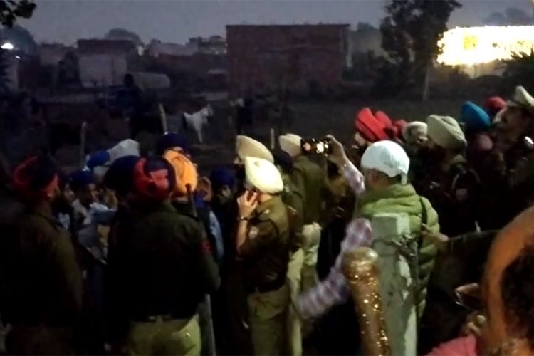 बड़ी ख़बर : पुलिस और निहंग सिंघों में टकराव, दोनों और से चली गोलियां