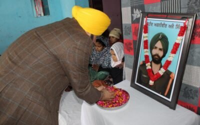 मुख्यमंत्री ने शहीद अग्निवीर अजय कुमार के परिवार को वित्तीय सहायता के रूप में एक करोड़ रुपए का चैक सौंपा