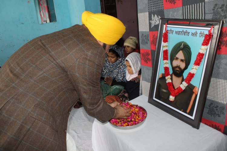 मुख्यमंत्री ने शहीद अग्निवीर अजय कुमार के परिवार को वित्तीय सहायता के रूप में एक करोड़ रुपए का चैक सौंपा