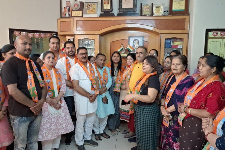 ठगी के आरोपों में घिर चुके बाबा और पंडित के काके ने थामा भाज़पा का दामन