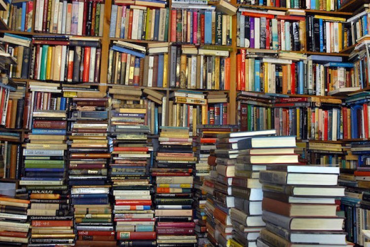 गोराया में चल रहा किताब माफिया का राज़, बच्चों के परिज़न हो रहे परेशान