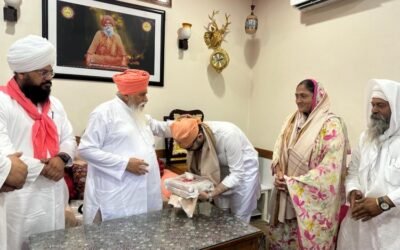 राज्यसभा सांसद राघव चड्ढा ने डेरा सचखंड बल्लां के प्रमुख संत निरंजन दास जी का लिय़ा आशीर्वाद