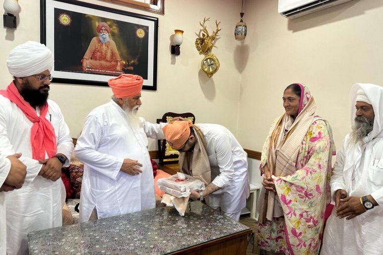 राज्यसभा सांसद राघव चड्ढा ने डेरा सचखंड बल्लां के प्रमुख संत निरंजन दास जी का लिय़ा आशीर्वाद