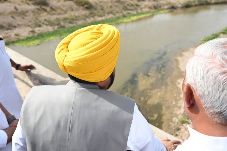 मुख्य मंत्री ने घग्गर नदी के साथ इलाकों में चल रहे बाढ़ रोकथाम कार्यों का लिया जायज़ा