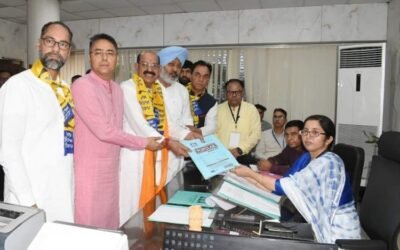 पिता के आर्शीवार के बाद AAP उम्मीदवार महिंदर भगत ने भरा नामांकण पत्र