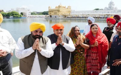 राज्यपाल और मुख्यमंत्री श्री हरमंदिर साहिब और श्री दुर्ग्याणा मंदिर में हुए नतमस्तक
