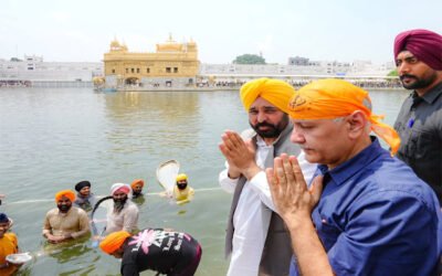 परिवार के साथ श्री दरबार साहिब और दुर्गयाना मंदिर में नतमस्तक हुए मनीष सिसोदिया