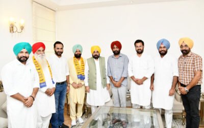 कांग्रेस नेता और बरनाल एमसी अध्यक्ष गुरजीत सिंह रामनवासिया और सामाजिक कार्यकर्ता कुलवंत सिंह आप में हुए शामिल