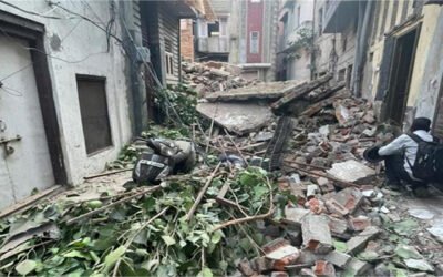 ताश के पत्तों के तरह गिरी पांच मंजिला ईमारत , जान बचाकर भागे लोग