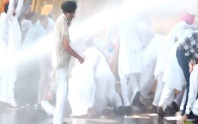 AAP  का BJP की नीतियों के खिलाफ हल्ला बोल, पुलिस ने फेंकी पानी की बौछारें