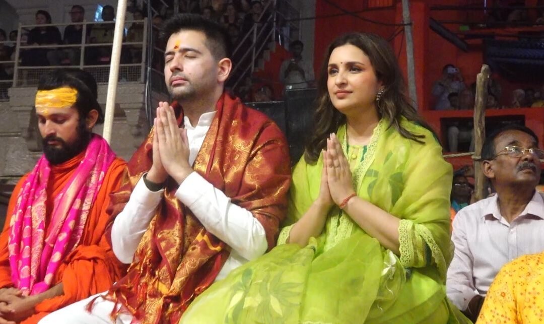 जन्मदिन मनाने पत्नी परिणीति संग बनारस के दशाश्वमेघ घाट पहुंचे सांसद राघव चड्ढा, मां गंगा की आरती कर हुए भाव–विभोर