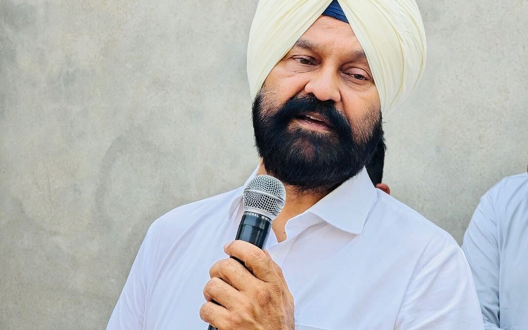 आप ने झूठे वादों और आचार संहिता के उल्लंघन के लिए मनप्रीत बादल की आलोचना की