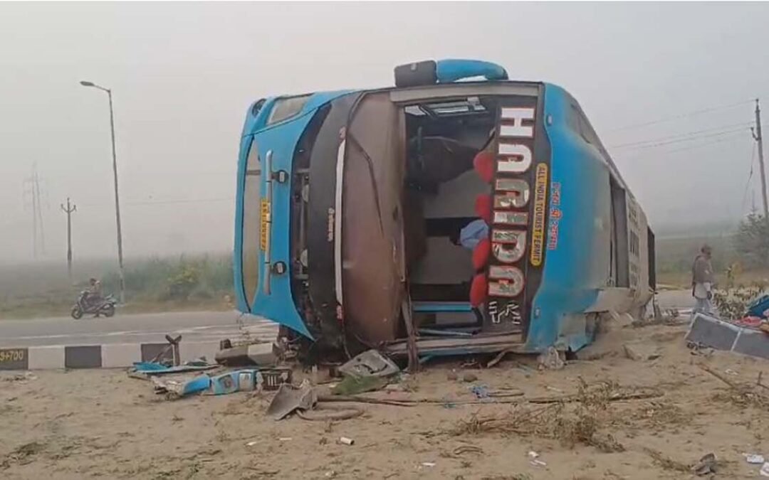 बड़ा हादसा : नेशनल हाईवे पर टूरिस्ट बस डिवाइडर से टकराकर पलटी
