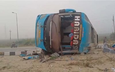 बड़ा हादसा : नेशनल हाईवे पर टूरिस्ट बस डिवाइडर से टकराकर पलटी