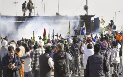 दिल्ली कूच के दौरान शंभू बार्डर पर हो गया माहौल तनावपूर्ण, पुलिस ने छोड़े आंसू गैस के गोले