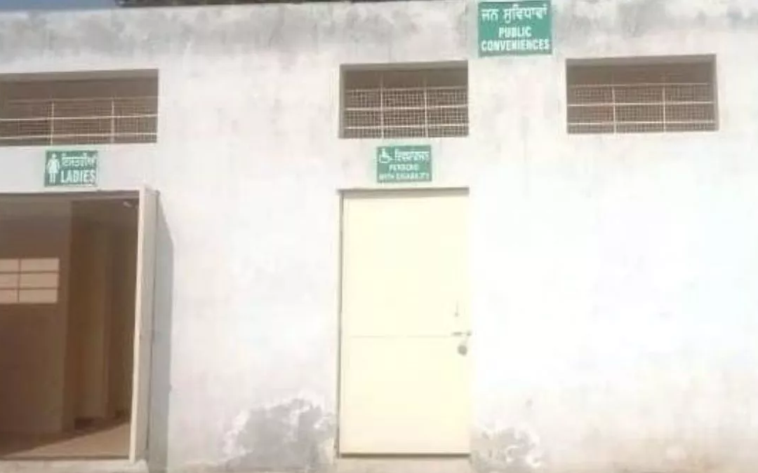 सार्वजनिक शौचालय में मिला कंकाल लोगों में बना दहशत का माहौल