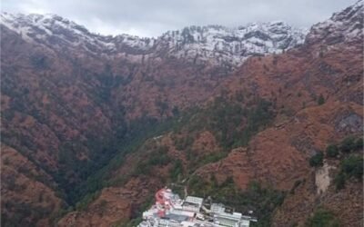 श्रीनगर में मौसम की पहली बर्फबारी, स्वर्ग जैसा दिख रहा माँ वैष्णो देवी का दरबार