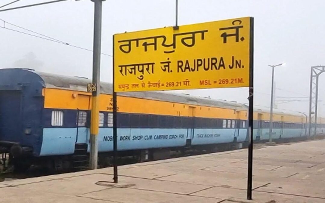 रेलवे स्टेशन पर हथियारों से भरा बैग बरामद, मौके पर दहशत का माहौल