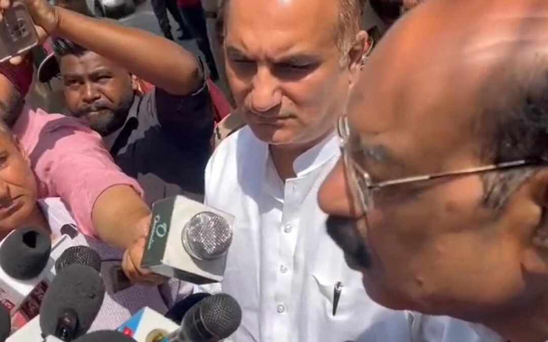 ग्रेनेड अटैक के बाद मनोरंजन कालिया के घर पहुंचे कैबनिट मंत्री महिंदर भगत