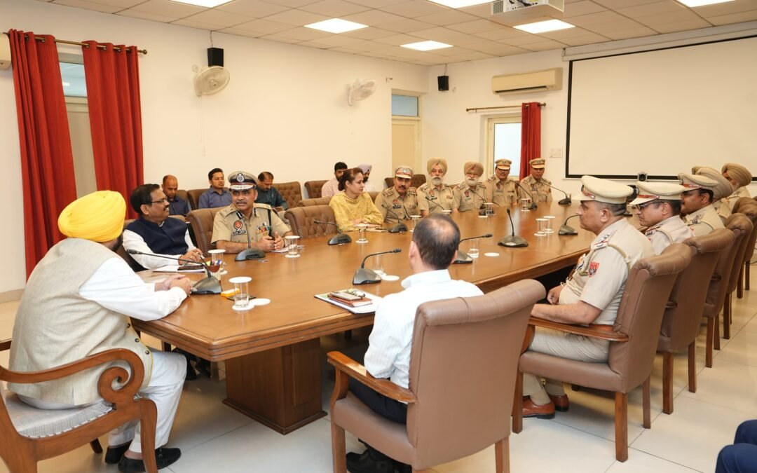 अधिकारियों से नशों की लानत को खत्म करने के लिए लगन और ईमानदारी से काम करने का आह्वान किया