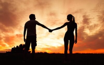 प्रेमिका को किसी और संग देख भड़क गया प्रेमी ……..