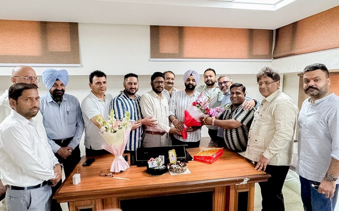 Joint डायरेक्टर मनविंदर सिंह ने डिप्टी डायरेक्टर हाकम थापर को संभाला चार्ज