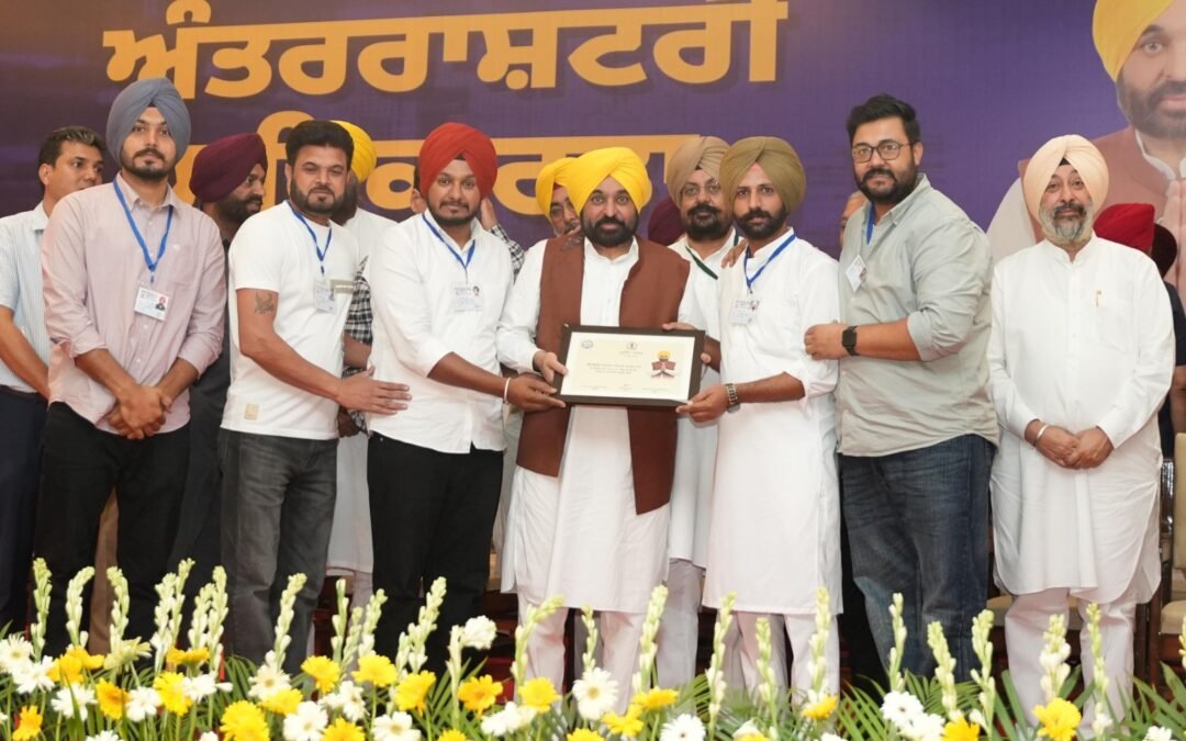 मुख्यमंत्री ने 99 प्रतिशत से अधिक ऋण वसूली कर मिसाल कायम करने वाली धूरी सर्कल की सहकारी सभाओं का किया सम्मान