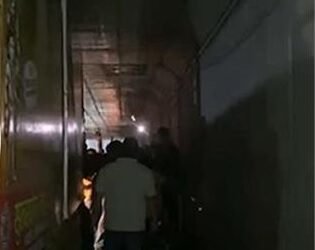 दर्दनाक हादसा अमरनाथ यात्रा पर जा रहा ट्रक अंडरब्रिज के नीचे फंसा