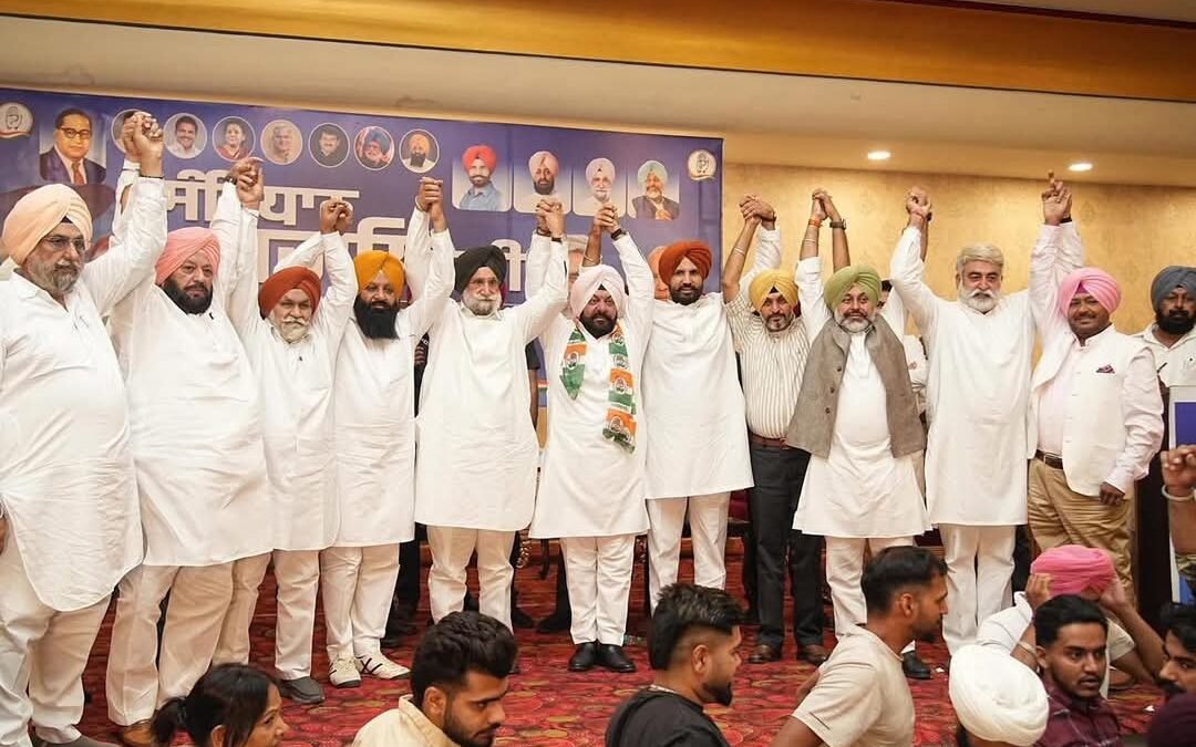 राज़ा के विरोधी को चन्नी ने तो चन्नी के विरोधी को राज़ा ने करवाया कांग्रेस में शामिल