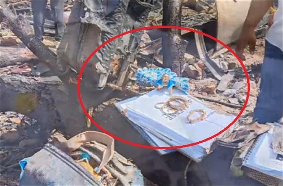 Ahmedabad plane crash: तबाही के बीच चमत्कार, सही सलामत मिली लड्डू गोपाल की मूर्ति