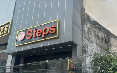 मॉडल टाउन में भीषण आग, मशहूर ‘Steps’ चप्पलों का शोरूम आग की चपेट में