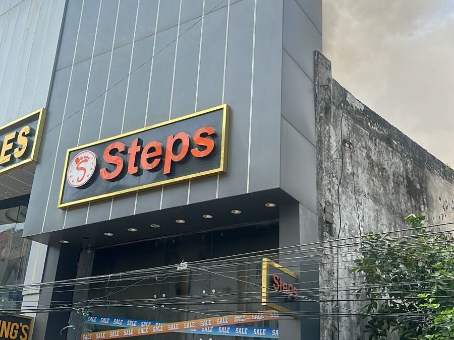 मॉडल टाउन में भीषण आग, मशहूर ‘Steps’ चप्पलों का शोरूम आग की चपेट में