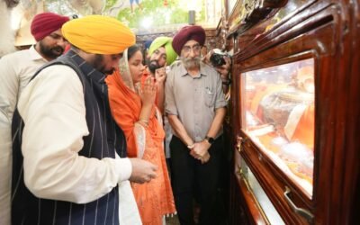 टिल्ला बाबा शेख़ फ़रीद पर भगवंत मान ने टेका माथा, लोगों से सूफ़ी संत के पदचिह्नों पर चलने की अपील