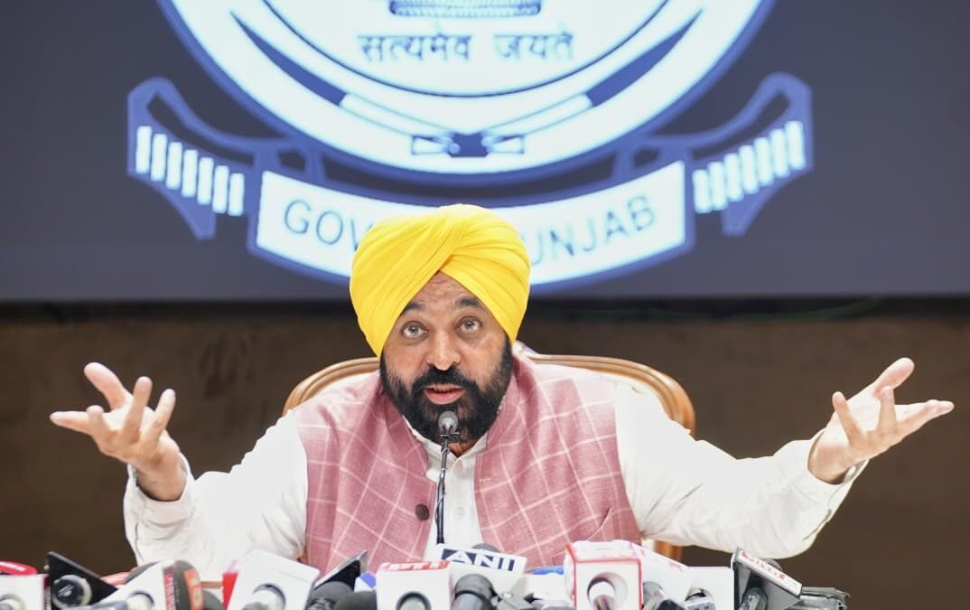 सीएम भगवंत मान का केंद्र पर हमला – “55 लाख पंजाबियों को मुफ्त राशन से वंचित करना भाजपा का पंजाब विरोधी कदम”