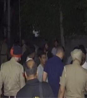 अमृतसर में पूर्व अकाली सरपंच के घर हथियारबंद लोगों का हमला, भतीजे को लगी गोली