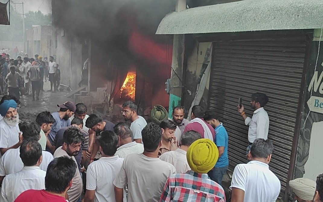 दिड़बा मंडी: मेन बाजार लिंक रोड पर फिर लगी आग, गारमेंट्स गोदाम जलकर राख, दो युवक झुलसे