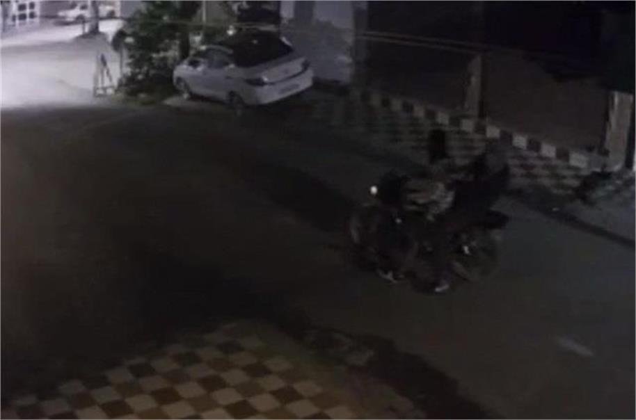 होशियारपुर में मशहूर समाजसेवी और यूट्यूबर सैम के घर पर गोलियां, CCTV में कैद हुई वारदात