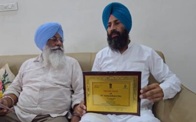 स्वच्छ भारत सम्मान के बाद सरपंच गुरध्यान सिंह का दिल्ली में अपमान, श्री साहिब पहनने पर रोका गया प्रवेश