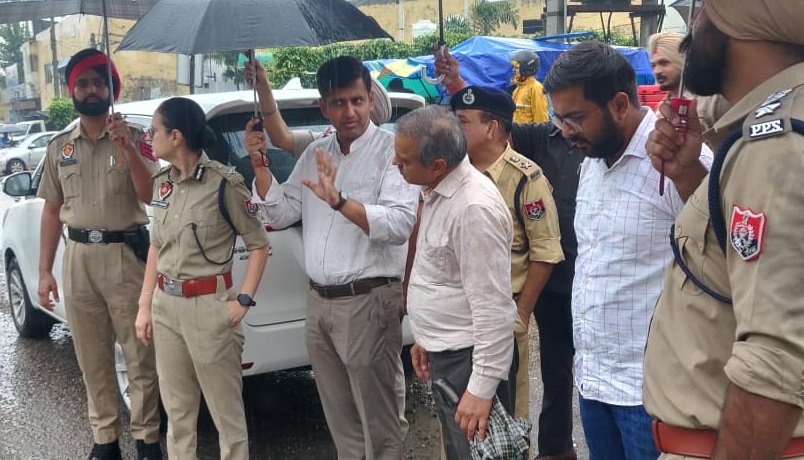 डीसी और सीपी ने किया हाईवे का संयुक्त निरीक्षण, बारिश के बीच ट्रैफिक व सुरक्षा व्यवस्था की समीक्षा
