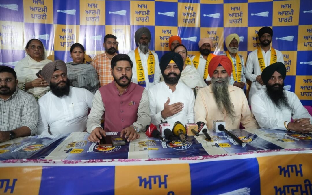 तरनतारन में कांग्रेस को बड़ा झटका — दर्जनों परिवार ‘आप’ में हुए शामिल, हरमीत सिंह संधू की जीत के लिए किया समर्थन