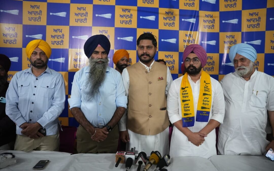 कांग्रेस छोड़ दो दिन में ‘आप’ में लौटे यादविंदर सिंह, कार्यकारी अध्यक्ष शैरी कलसी बोले — “यह एक प्रतिबद्ध नेता की घर वापसी है”